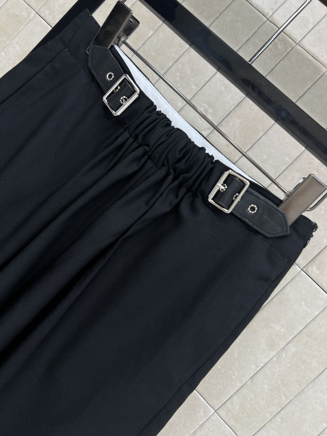 LW家 25秋冬新款 褶皱皮扣装饰阔腿短裤 可以日常通勤的一款西装短裤 高腰褶皱皮带装饰很有设计感 立体