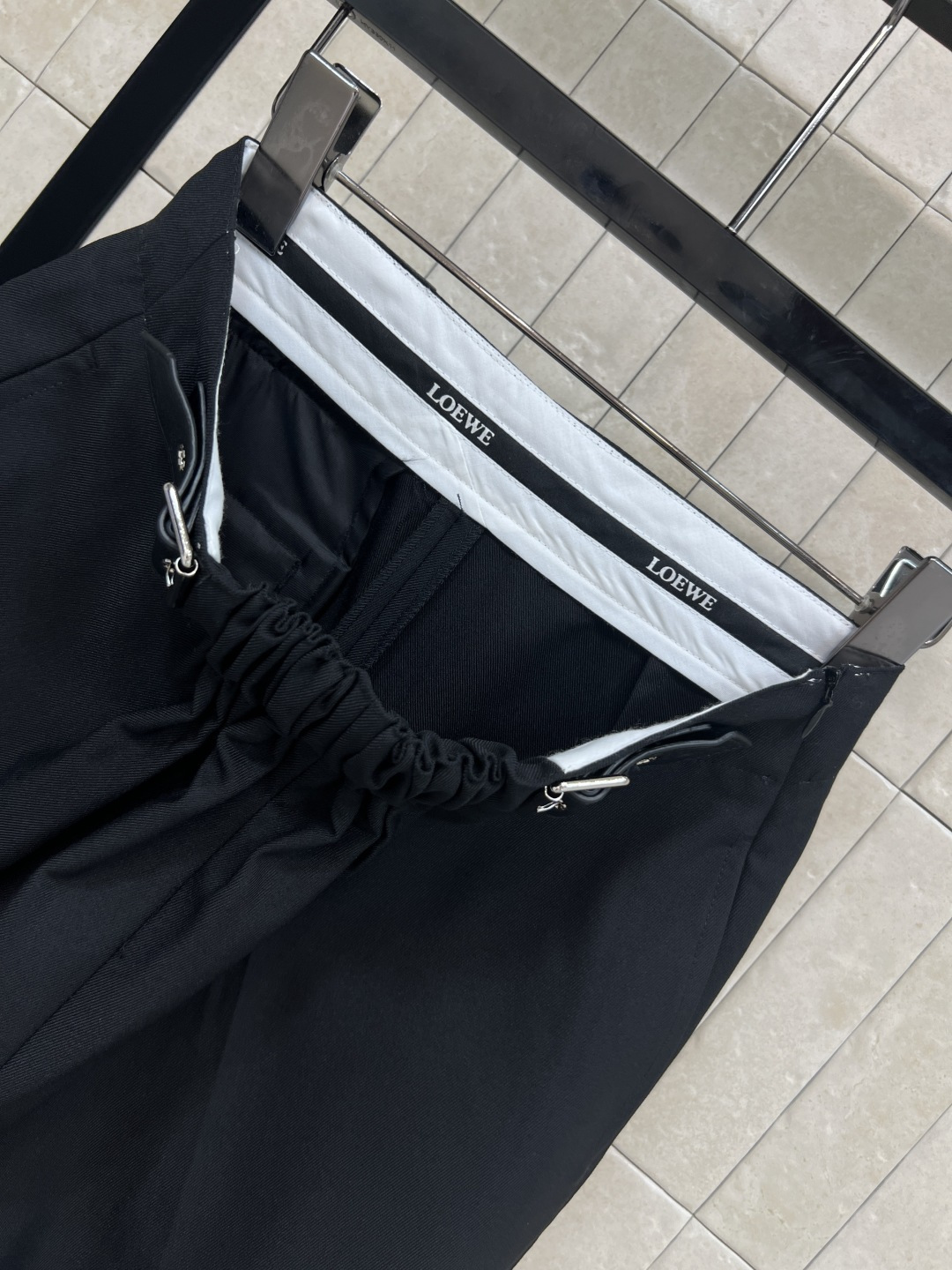 LW家 25秋冬新款 褶皱皮扣装饰阔腿短裤 可以日常通勤的一款西装短裤 高腰褶皱皮带装饰很有设计感 立体