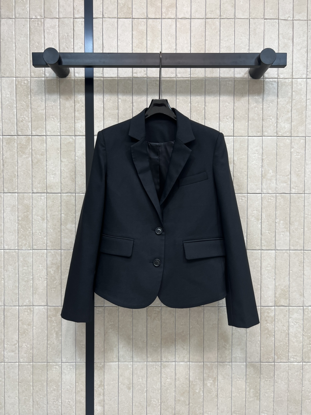 NO:506361,LW Home 25 autumn and winter new style pleated leather buckle decorative suit jacket C Super fashionable feeling Three-dimensional tailoring design Simple and eye-catching Classic lapel Two-bar suit silhouette top-fitting and slim look at the back pleated belt decoration suitable for daily commuting matches. Which one is easy to wear outside and go out without picking people? Match with the same series of long shorts and short skirts are very good. Two-color four-code Size/S-M-L- XL,, skirts, shorts, jackets & coats, business suit, alexander wang19860909LW家 25秋冬新款 褶皱皮扣装饰西装外套 C超赞的时髦感 立体廓形剪裁设计 简约又吸睛 经典翻领 两粒扣西装廓形上身修身显瘦 后面圆弧衣摆褶皱皮带装饰 日常通勤搭配都适合 是随便外穿出门百搭不挑人的哪一款 搭配同系列长款 短裤 短裙都很很赞 两色四码Size/S-M-L- XL,,skirts,shorts,jackets & coats,business suit,alexander wang,Women's clothing