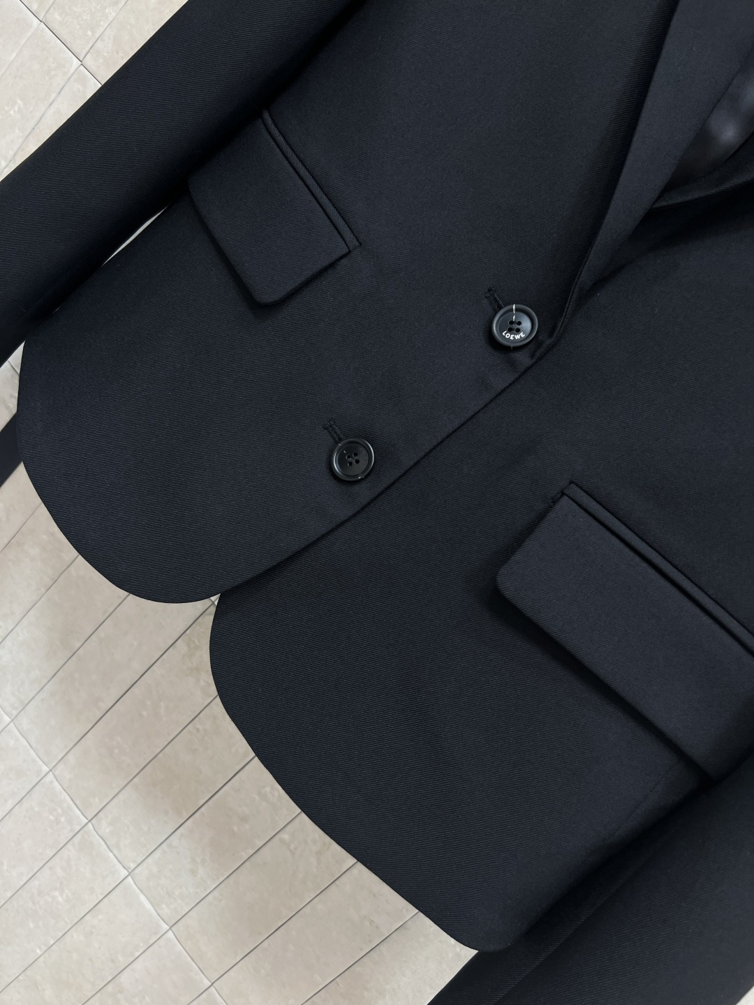 LW家 25秋冬新款 褶皱皮扣装饰西装外套 C超赞的时髦感 立体廓形剪裁设计 简约又吸睛 经典翻领 两粒