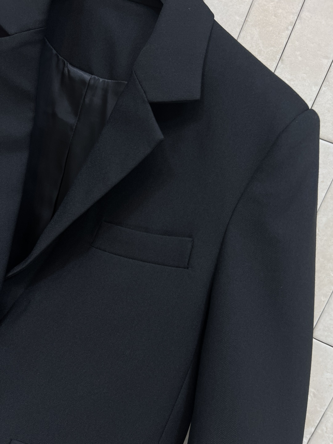 LW家 25秋冬新款 褶皱皮扣装饰西装外套 C超赞的时髦感 立体廓形剪裁设计 简约又吸睛 经典翻领 两粒