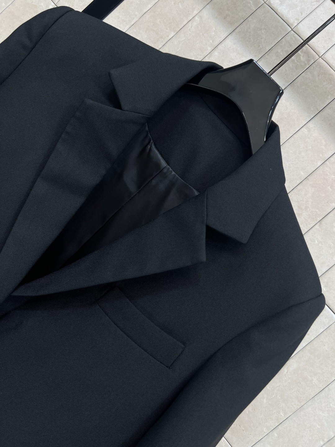 LW家 25秋冬新款 褶皱皮扣装饰西装外套 C超赞的时髦感 立体廓形剪裁设计 简约又吸睛 经典翻领 两粒