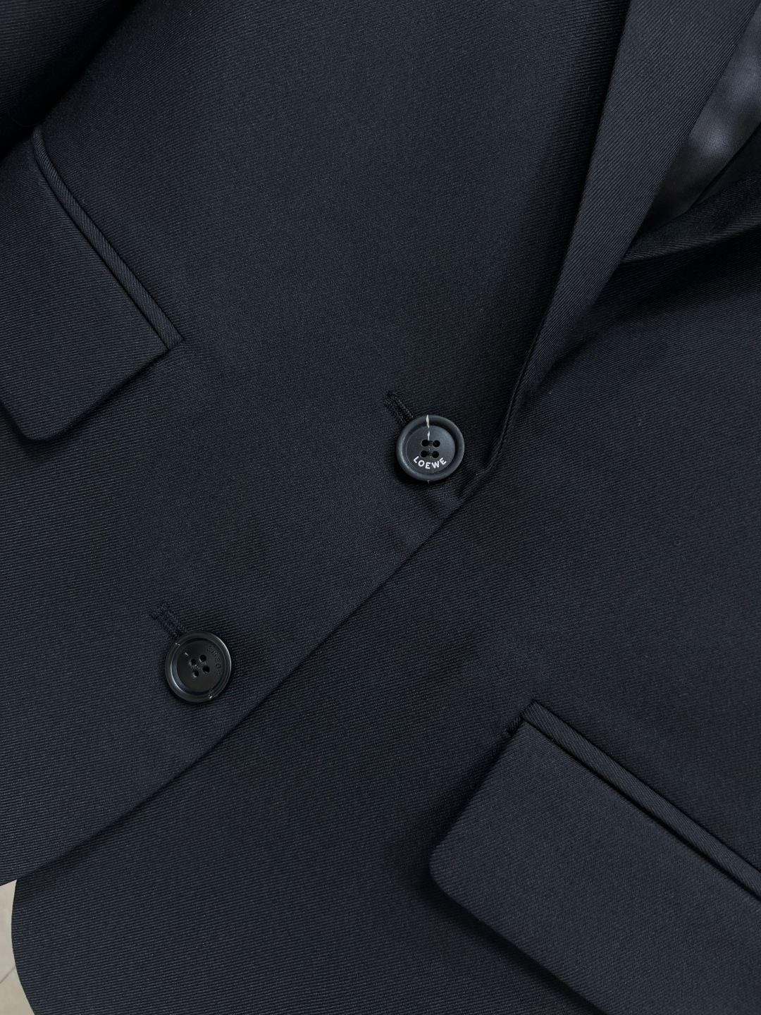 LW家 25秋冬新款 褶皱皮扣装饰西装外套 C超赞的时髦感 立体廓形剪裁设计 简约又吸睛 经典翻领 两粒