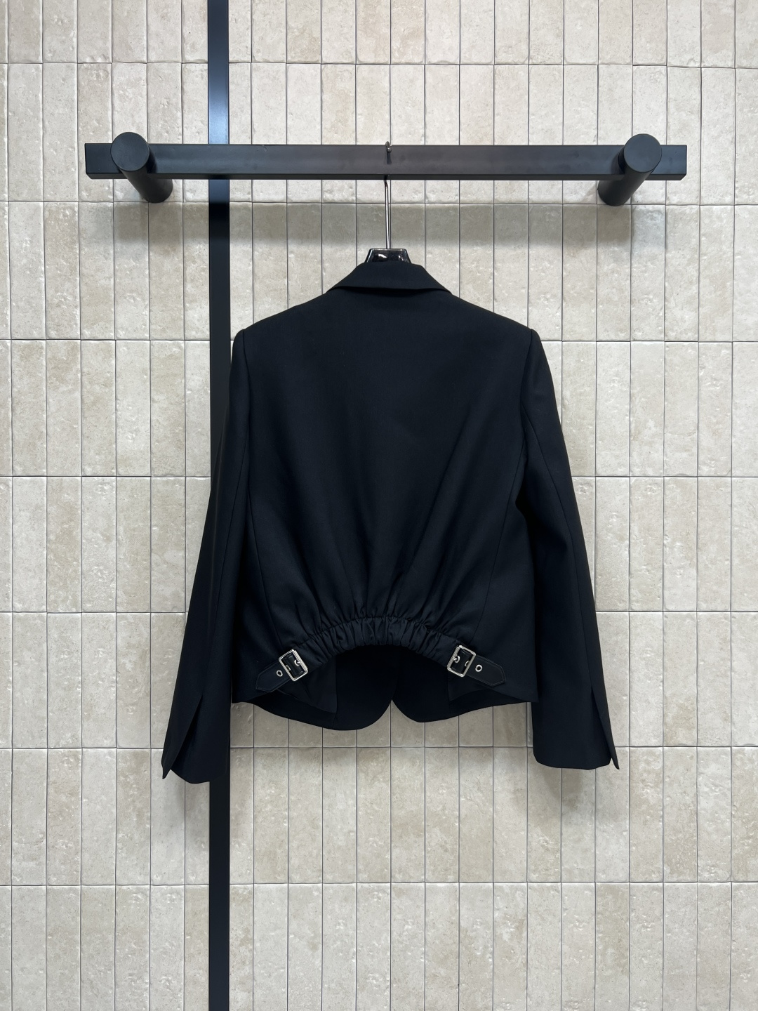 LW家 25秋冬新款 褶皱皮扣装饰西装外套 C超赞的时髦感 立体廓形剪裁设计 简约又吸睛 经典翻领 两粒