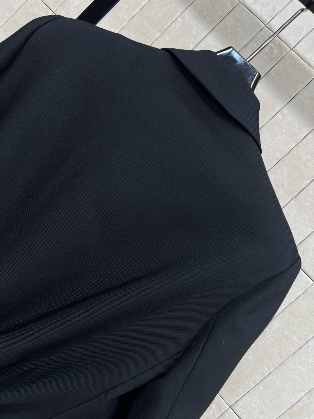 LW家 25秋冬新款 褶皱皮扣装饰西装外套 C超赞的时髦感 立体廓形剪裁设计 简约又吸睛 经典翻领 两粒