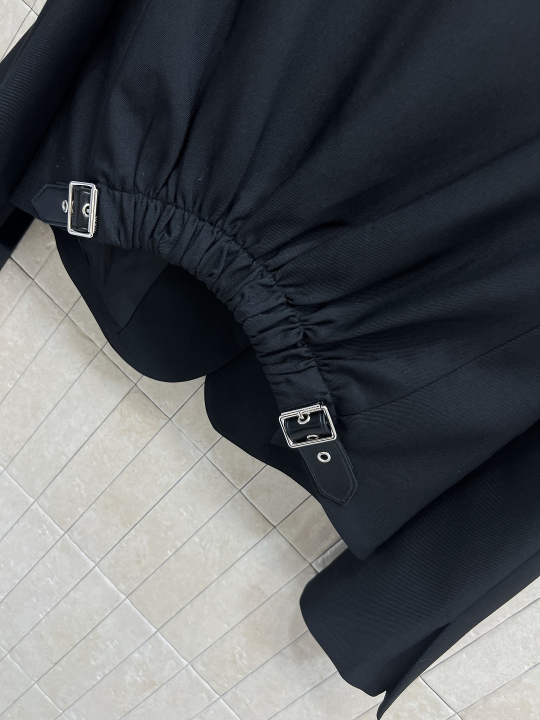 LW家 25秋冬新款 褶皱皮扣装饰西装外套 C超赞的时髦感 立体廓形剪裁设计 简约又吸睛 经典翻领 两粒