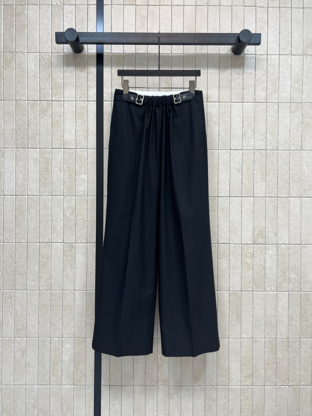 NO:506356,LW Home 25 autumn and winter new style, pleated leather buckles, straight trousers, a pair of trousers that can be used for daily commuting. The high-waisted pleated belt is very design-like, three-dimensional and tangible, clever and clever covering the thighs. Super friendly to pear-shaped figure. The giant can cover the flesh and make the long legs. The stylish and tone feel is stable. The logo letters inside the waist-wrapped design. The classic logo leather brand decoration at the back is paired with the same series jacket/suit jacket, and the upper body is capable and elegant and high-end. The daily commuting is good. The workmanship details are very good. Two-color four-code Size/S-M-L- XL,, jackets & coats, jackets & coats, business suit, alexander wang19860909LW家 25秋冬新款 褶皱皮扣 直筒长裤 可以日常通勤的一款西裤 高腰褶皱皮带装饰很有设计感 立体有形巧妙的遮住大腿肉肉 对梨形身材超级友好 巨能遮肉显长腿 时髦和腔调感稳稳拿捏 里面logo字母腰头包边设计 后面经典logo皮牌装饰 搭配同系列夹克/西装外套上身干练优雅又高级 日常通勤都不错 做工细节都很到位 两色四码Size/S-M-L- XL,,jackets & coats,jackets & coats,business suit,alexander wang,Women's clothing