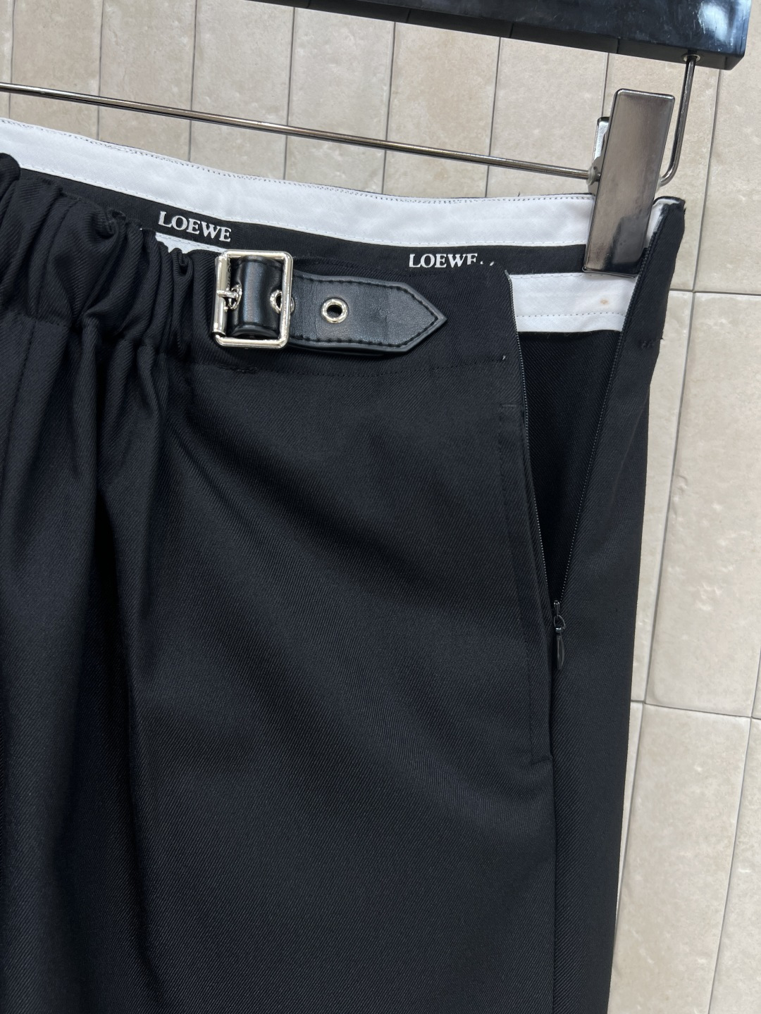 LW家 25秋冬新款 褶皱皮扣 直筒长裤 可以日常通勤的一款西裤 高腰褶皱皮带装饰很有设计感 立体有形巧