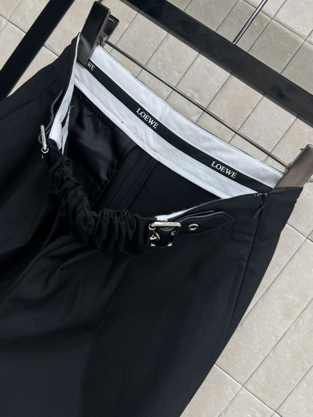 LW家 25秋冬新款 褶皱皮扣 直筒长裤 可以日常通勤的一款西裤 高腰褶皱皮带装饰很有设计感 立体有形巧