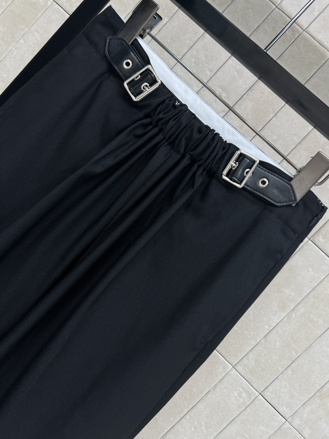 LW家 25秋冬新款 褶皱皮扣 直筒长裤 可以日常通勤的一款西裤 高腰褶皱皮带装饰很有设计感 立体有形巧