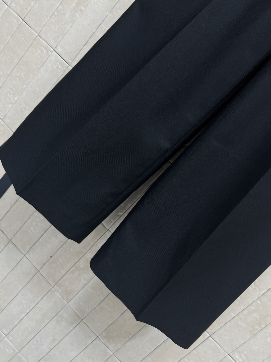 LW家 25秋冬新款 褶皱皮扣 直筒长裤 可以日常通勤的一款西裤 高腰褶皱皮带装饰很有设计感 立体有形巧