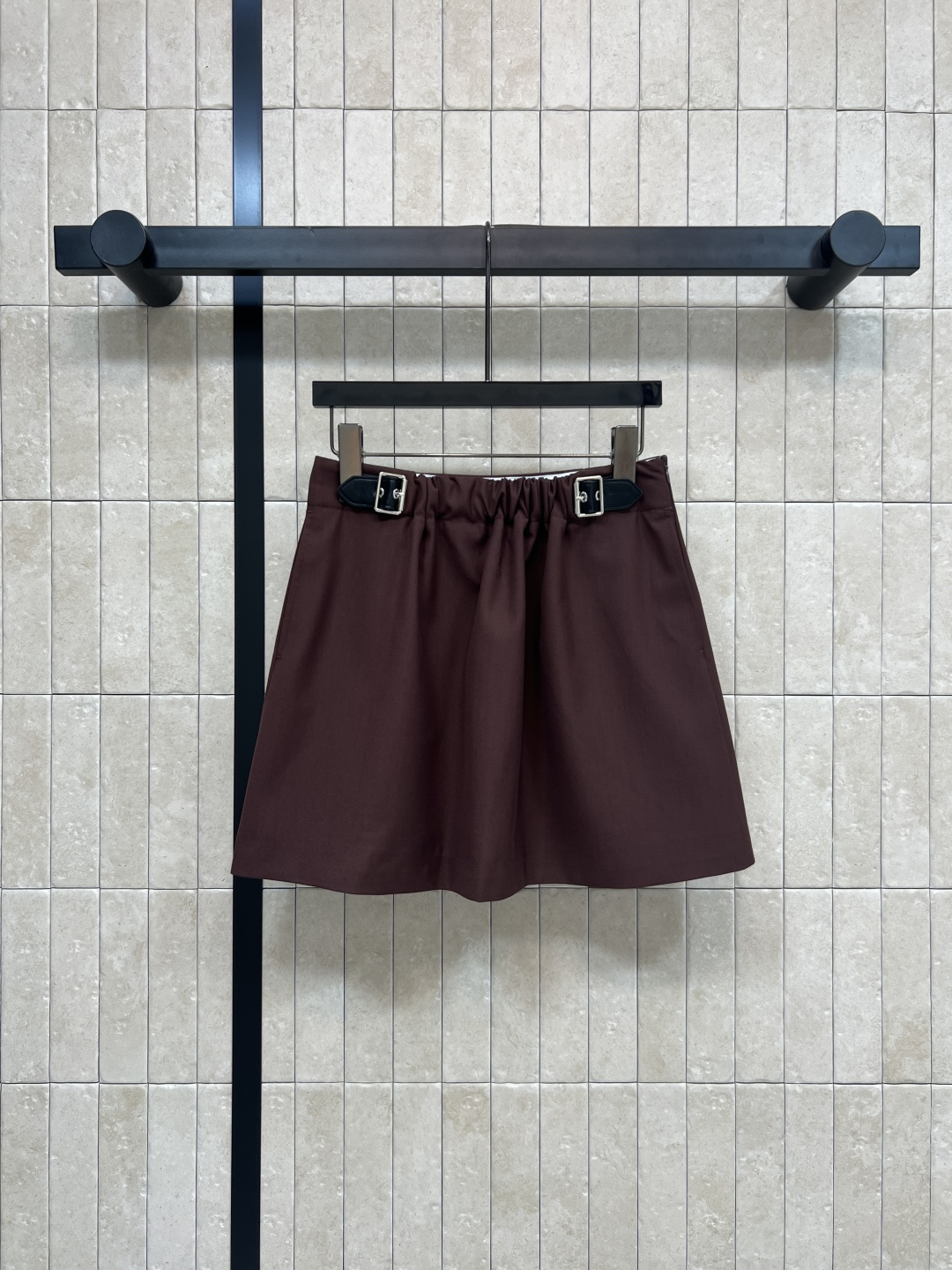 NO:506343,LW Home 25 autumn and winter new style, pleated leather buckle decorative suit shorts, four seasons, small short skirt, high waist A-line style, lengthening legs in one second, age-reducing versatile, pleated high waist and leather belt decoration, not only can modify the waist to make you look slim and hide your flesh, but also full of big brand feeling. The logo letters inside, waist-wrapped design, classic logo leather brand decoration at the back, paired with jackets/suit jackets in the same series, capable and elegant, high-end, daily commuting, good workmanship details are very good, two colors and four-code Size/S-M-L- XL,, skirts, shorts, jackets & coats, jackets & coats, business suit, alexander wang19860909LW家 25秋冬新款 褶皱皮扣装饰西装短裤 四季通吃小短裙 高腰a字版型一秒拉长腿比例 减龄百搭 褶皱高腰搭配皮腰带装饰 不仅可以修饰腰部显瘦藏肉 更是满满的大牌感 里面logo字母腰头包边设计 后面经典logo皮牌装饰 搭配同系列夹克/西装外套上身干练优雅又高级 日常通勤都不错 做工细节都很到位 两色四码Size/S-M-L- XL,,skirts,shorts,jackets & coats,jackets & coats,business suit,alexander wang,Women's clothing