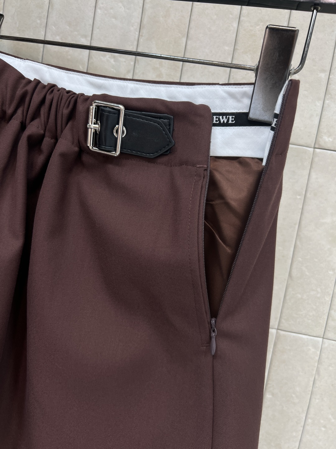 LW家 25秋冬新款 褶皱皮扣装饰西装短裤 四季通吃小短裙 高腰a字版型一秒拉长腿比例 减龄百搭 褶皱高