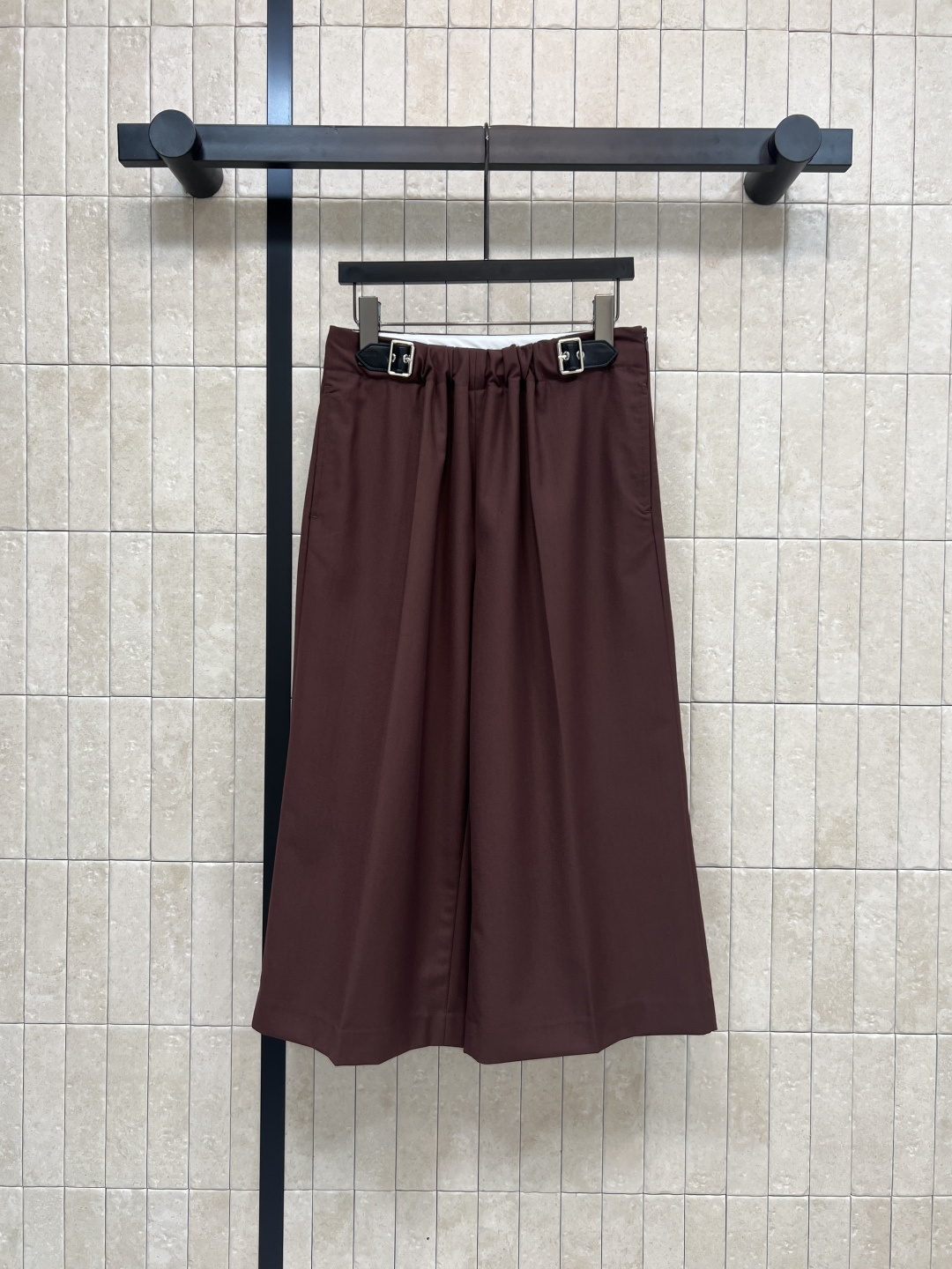 NO:506352,LW Home 25 autumn and winter new style, pleated leather buckle nine-pants wide-leg trousers, a trouser that can be used for daily commuting. The high-waisted pleated belt is very design-like, three-dimensional and tangible, cleverly covering the thighs, super friendly to pear-shaped figure, giant can cover the flesh and make the long legs look fashionable and tone-steady. The logo letters inside the waist-wrapped design, classic logo leather brand decoration at the back, paired with the same series jacket/suit jacket, top body is capable and elegant and high-end, daily commuting is good, the workmanship details are very good, one color four-code Size/S-M-L- XL,, jackets & coats, jackets & coats, business suit, alexander wang19860909LW家 25秋冬新款 褶皱皮扣九裤阔腿西裤 可以日常通勤的一款西裤 高腰褶皱皮带装饰很有设计感 立体有形巧妙的遮住大腿肉肉 对梨形身材超级友好 巨能遮肉显长腿 时髦和腔调感稳稳拿捏 里面logo字母腰头包边设计 后面经典logo皮牌装饰 搭配同系列夹克/西装外套上身干练优雅又高级 日常通勤都不错 做工细节都很到位 一色四码Size/S-M-L- XL,,jackets & coats,jackets & coats,business suit,alexander wang,Women's clothing