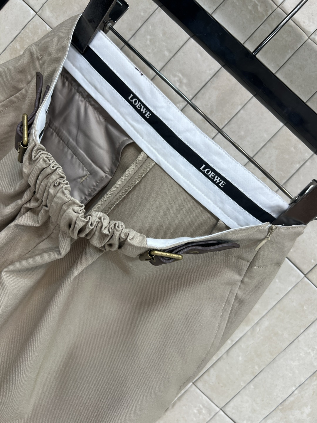 LW家 25秋冬新款 褶皱皮扣装饰阔腿短裤 可以日常通勤的一款西装短裤 高腰褶皱皮带装饰很有设计感 立体