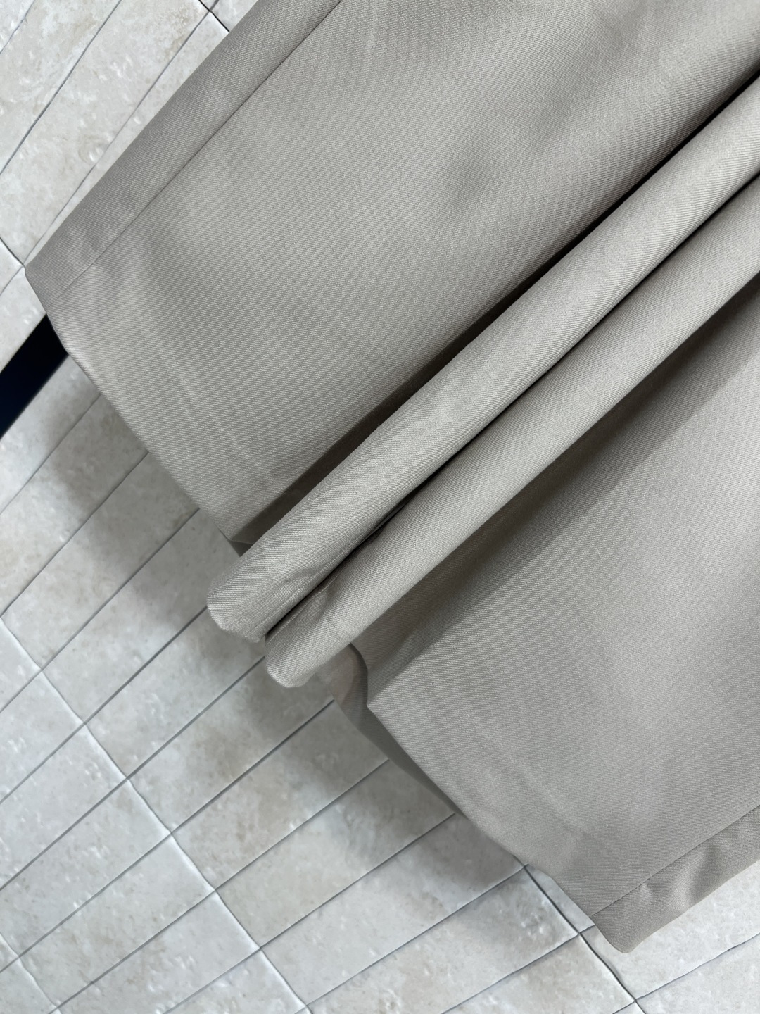 LW家 25秋冬新款 褶皱皮扣装饰阔腿短裤 可以日常通勤的一款西装短裤 高腰褶皱皮带装饰很有设计感 立体