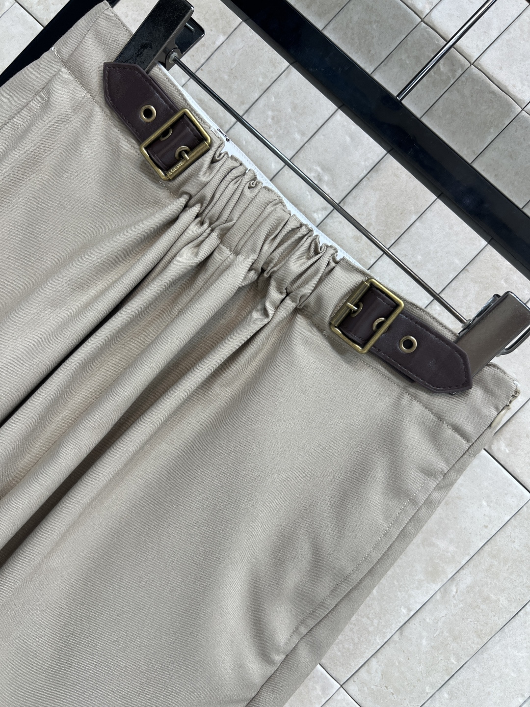 LW家 25秋冬新款 褶皱皮扣装饰阔腿短裤 可以日常通勤的一款西装短裤 高腰褶皱皮带装饰很有设计感 立体