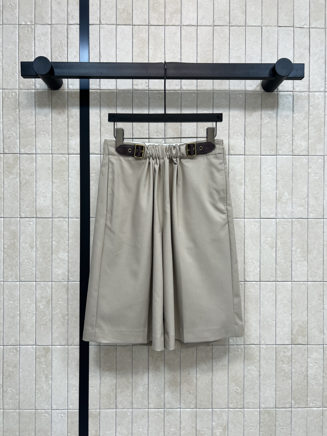 NO:506326,LW Home 25 autumn and winter new style, pleated leather buckles, wide-leg shorts, a suit shorts that can be used for daily commuting. The high-waisted pleated belt is very design-like, three-dimensional and tangible, cleverly covering the flesh of the thighs, giant can cover the flesh to make the long legs, fashionable and tone-like, steadily grasp the logo letters inside, waist-wrapped design, classic logo leather brand decoration at the back, paired with the same series jacket/suit jacket, top body is capable and elegant and high-end, daily commuting is good, workmanship details are very good, one color four-code Size/S-M-L- XL,, shorts, jackets & coats, jackets & coats, business suit, alexander wang19860909LW家 25秋冬新款 褶皱皮扣装饰阔腿短裤 可以日常通勤的一款西装短裤 高腰褶皱皮带装饰很有设计感 立体有形巧妙的遮住大腿肉肉 巨能遮肉显长腿 时髦和腔调感稳稳拿捏 里面logo字母腰头包边设计 后面经典logo皮牌装饰 搭配同系列夹克/西装外套上身干练优雅又高级 日常通勤都不错 做工细节都很到位 一色四码Size/S-M-L- XL,,shorts,jackets & coats,jackets & coats,business suit,alexander wang,Women's clothing