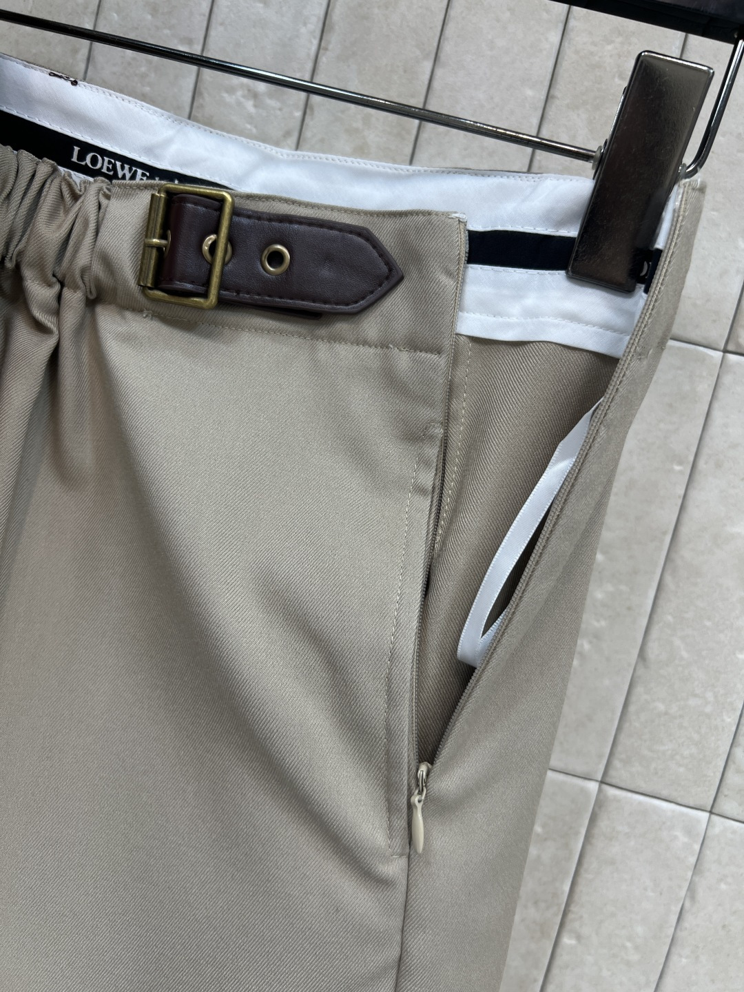 LW家 25秋冬新款 褶皱皮扣装饰阔腿短裤 可以日常通勤的一款西装短裤 高腰褶皱皮带装饰很有设计感 立体