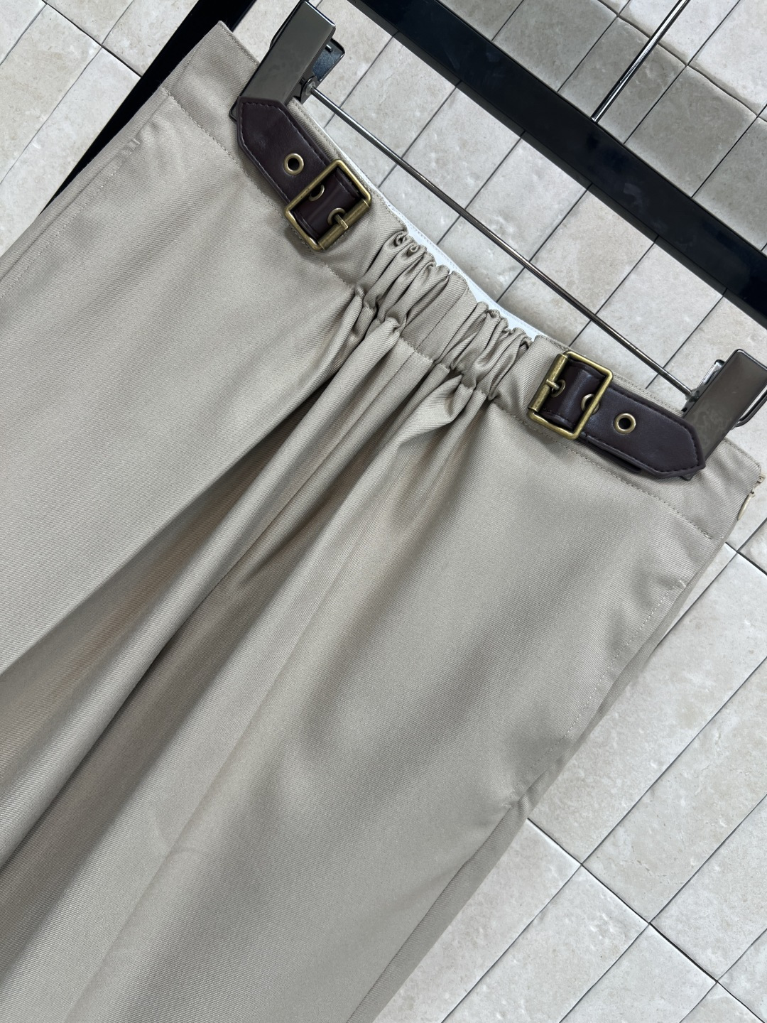 LW家 25秋冬新款 褶皱皮扣 直筒长裤 可以日常通勤的一款西裤 高腰褶皱皮带装饰很有设计感 立体有形巧