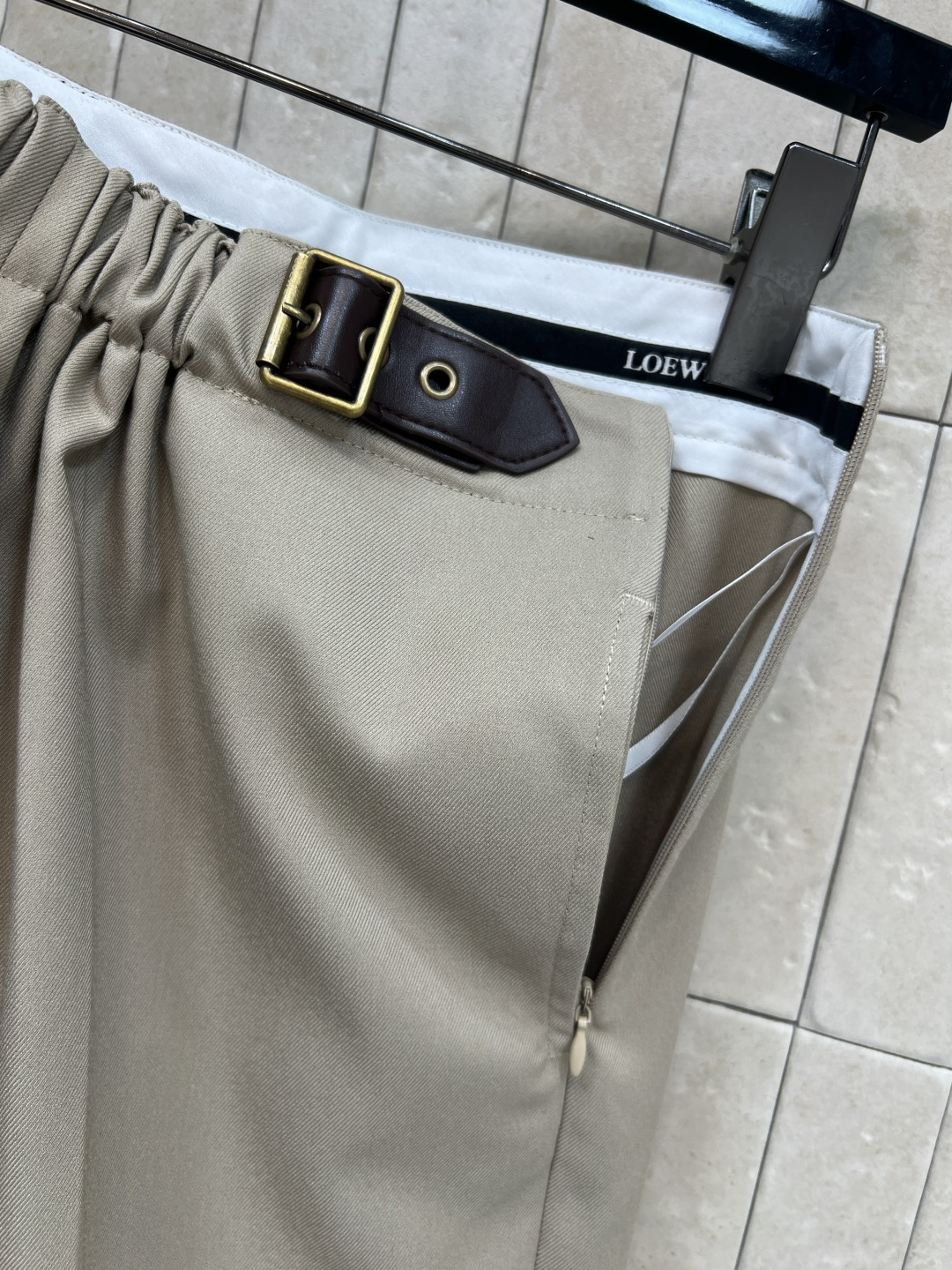 LW家 25秋冬新款 褶皱皮扣 直筒长裤 可以日常通勤的一款西裤 高腰褶皱皮带装饰很有设计感 立体有形巧