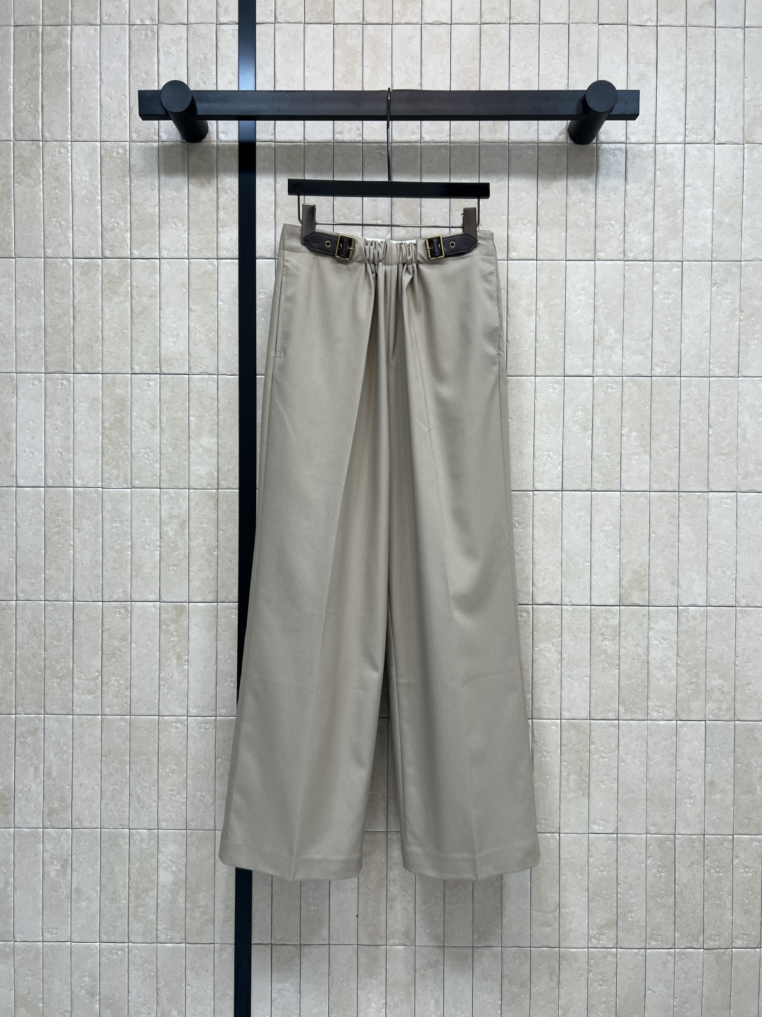 NO:506344,LW Home 25 autumn and winter new style, pleated leather buckles, straight trousers, a pair of trousers that can be used for daily commuting. The high-waisted pleated belt is very design-like, three-dimensional and tangible, clever and clever covering the thighs. Super friendly to pear-shaped figure. The giant can cover the flesh and make the long legs. The stylish and tone feel is stable. The logo letters inside the waist-wrapped design. The classic logo leather brand decoration at the back is paired with the same series jacket/suit jacket, and the upper body is capable and elegant and high-end. The daily commuting is good. The workmanship details are very good. Two-color four-code Size/S-M-L- XL,, jackets & coats, jackets & coats, business suit, alexander wang19860909LW家 25秋冬新款 褶皱皮扣 直筒长裤 可以日常通勤的一款西裤 高腰褶皱皮带装饰很有设计感 立体有形巧妙的遮住大腿肉肉 对梨形身材超级友好 巨能遮肉显长腿 时髦和腔调感稳稳拿捏 里面logo字母腰头包边设计 后面经典logo皮牌装饰 搭配同系列夹克/西装外套上身干练优雅又高级 日常通勤都不错 做工细节都很到位 两色四码Size/S-M-L- XL,,jackets & coats,jackets & coats,business suit,alexander wang,Women's clothing