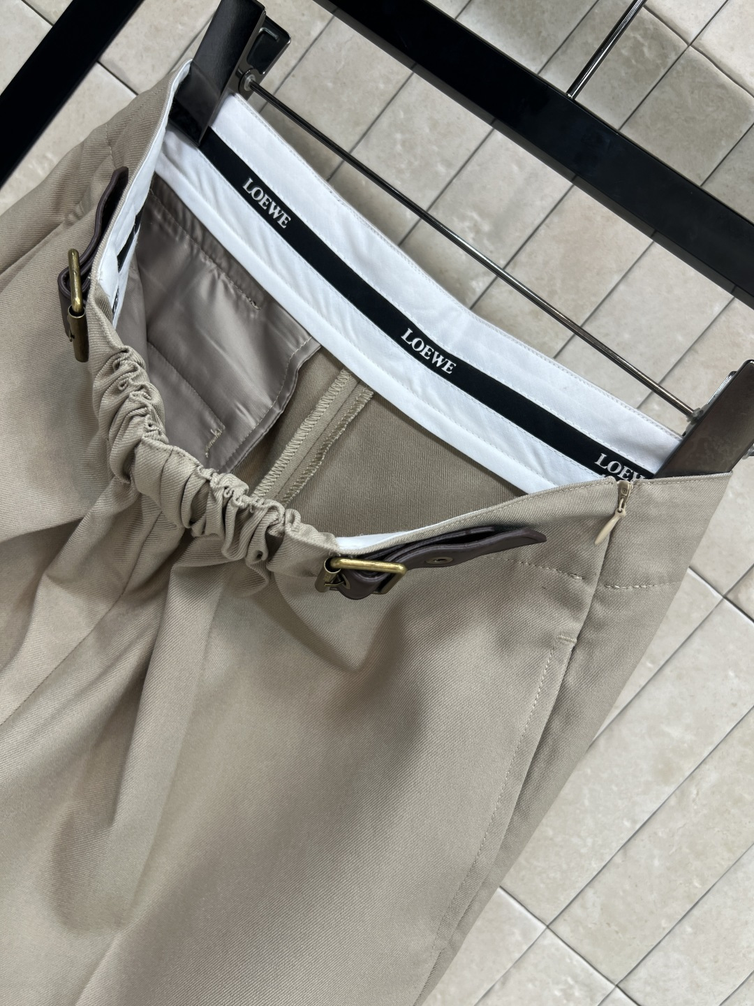 LW家 25秋冬新款 褶皱皮扣 直筒长裤 可以日常通勤的一款西裤 高腰褶皱皮带装饰很有设计感 立体有形巧