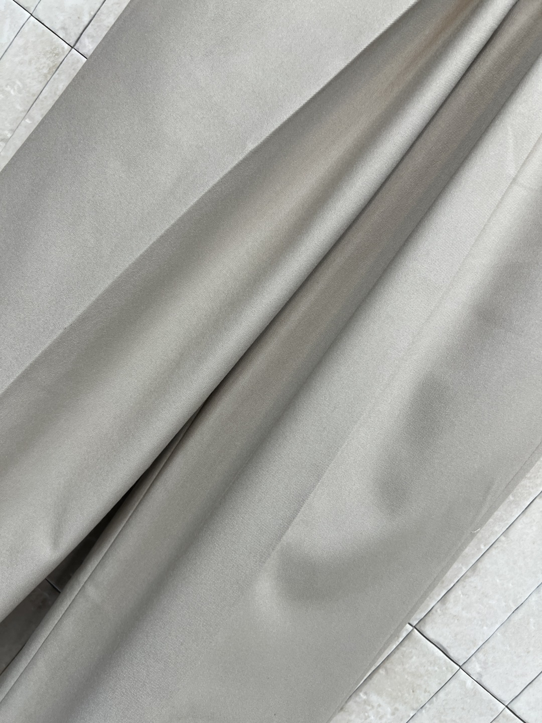 LW家 25秋冬新款 褶皱皮扣 直筒长裤 可以日常通勤的一款西裤 高腰褶皱皮带装饰很有设计感 立体有形巧