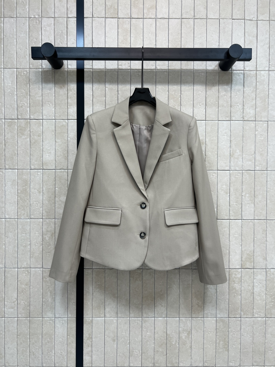 NO:506334,LW Home 25 autumn and winter new style pleated leather buckle decorative suit jacket C Super fashionable feeling Three-dimensional tailoring design Simple and eye-catching Classic lapel Two-bar suit silhouette top-fitting and slim look at the back pleated belt decoration suitable for daily commuting matches. Which one is easy to wear outside and go out without picking people? Match with the same series of long shorts and short skirts are very good. Two-color four-code Size/S-M-L- XL,, skirts, shorts, jackets & coats, business suit, alexander wang19860909LW家 25秋冬新款 褶皱皮扣装饰西装外套 C超赞的时髦感 立体廓形剪裁设计 简约又吸睛 经典翻领 两粒扣西装廓形上身修身显瘦 后面圆弧衣摆褶皱皮带装饰 日常通勤搭配都适合 是随便外穿出门百搭不挑人的哪一款 搭配同系列长款 短裤 短裙都很很赞 两色四码Size/S-M-L- XL,,skirts,shorts,jackets & coats,business suit,alexander wang,Women's clothing