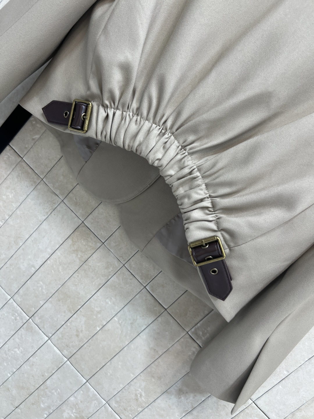 LW家 25秋冬新款 褶皱皮扣装饰西装外套 C超赞的时髦感 立体廓形剪裁设计 简约又吸睛 经典翻领 两粒