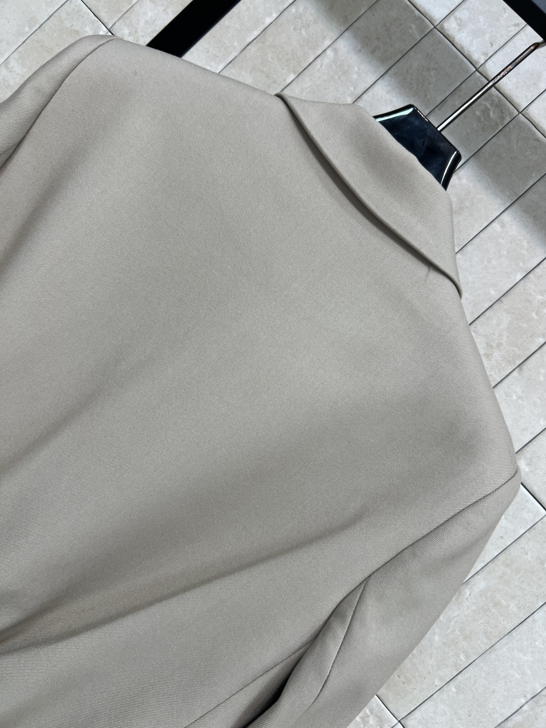 LW家 25秋冬新款 褶皱皮扣装饰西装外套 C超赞的时髦感 立体廓形剪裁设计 简约又吸睛 经典翻领 两粒