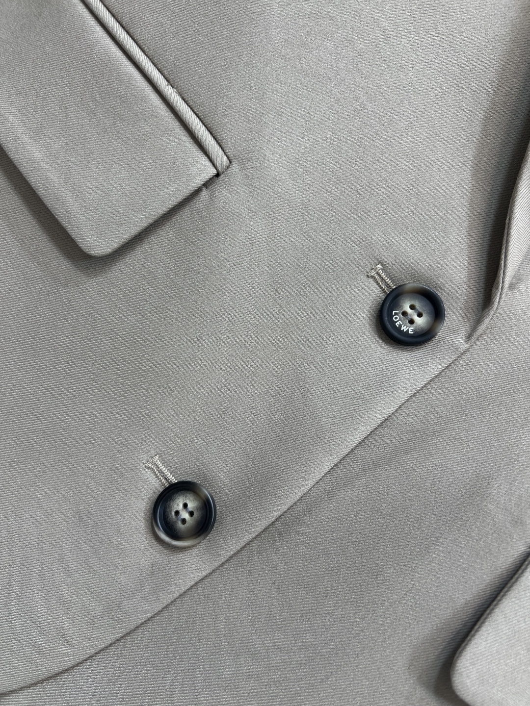 LW家 25秋冬新款 褶皱皮扣装饰西装外套 C超赞的时髦感 立体廓形剪裁设计 简约又吸睛 经典翻领 两粒