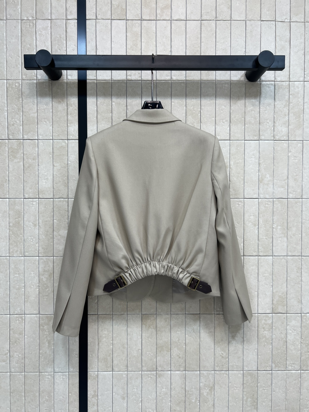 LW家 25秋冬新款 褶皱皮扣装饰西装外套 C超赞的时髦感 立体廓形剪裁设计 简约又吸睛 经典翻领 两粒