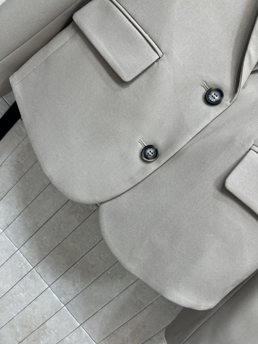 LW家 25秋冬新款 褶皱皮扣装饰西装外套 C超赞的时髦感 立体廓形剪裁设计 简约又吸睛 经典翻领 两粒