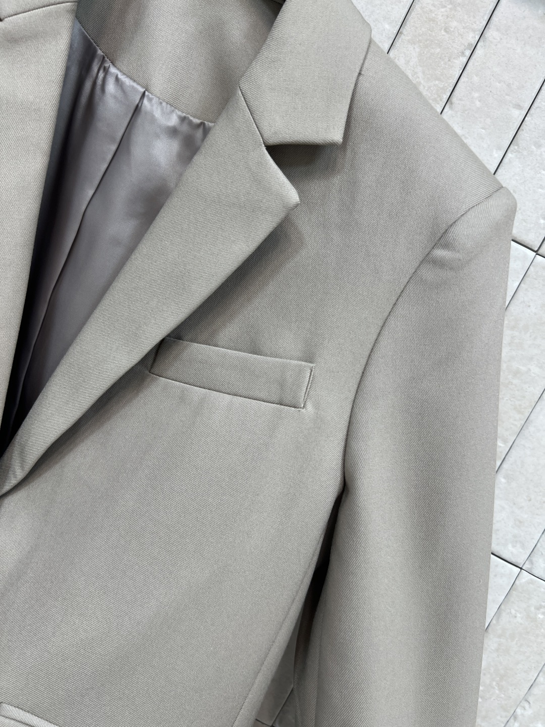 LW家 25秋冬新款 褶皱皮扣装饰西装外套 C超赞的时髦感 立体廓形剪裁设计 简约又吸睛 经典翻领 两粒