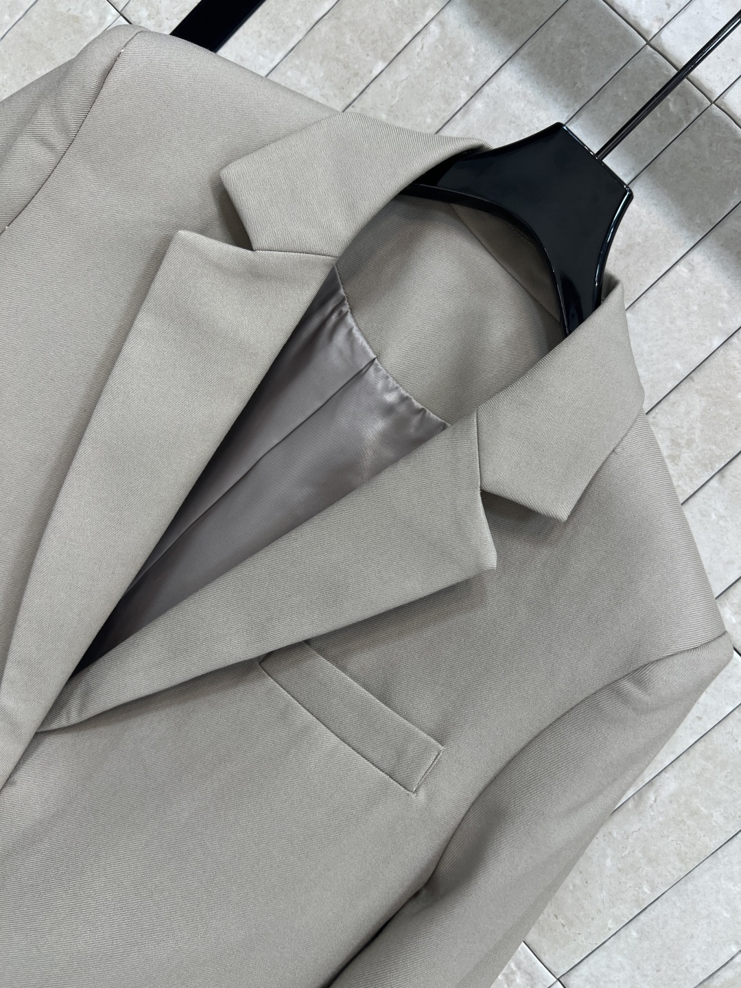 LW家 25秋冬新款 褶皱皮扣装饰西装外套 C超赞的时髦感 立体廓形剪裁设计 简约又吸睛 经典翻领 两粒