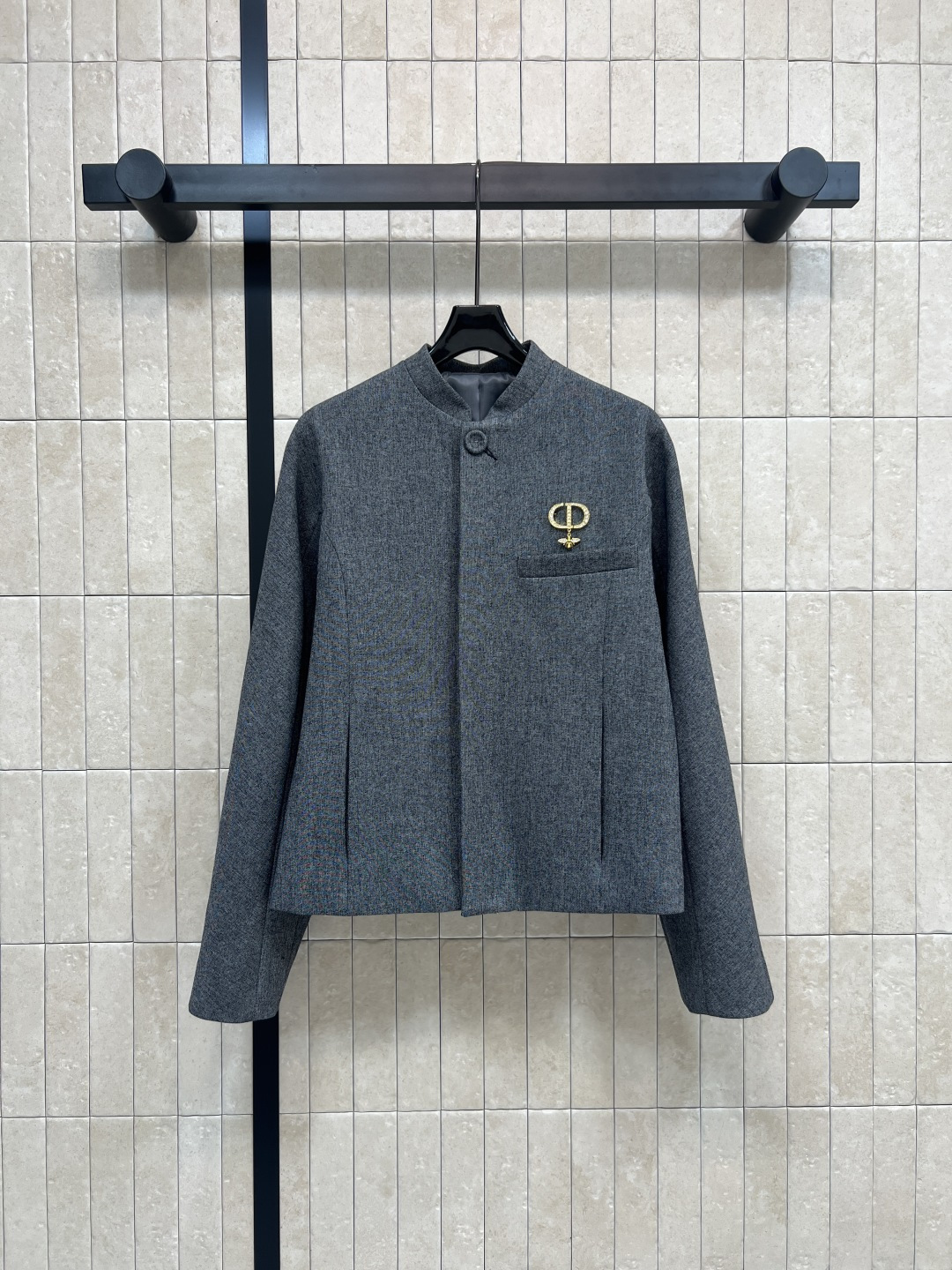 NO:506354,D Home 25 autumn and winter new style stand collar brooch jacket, small stand collar full of vitality, super age-reducing exquisite three-dimensional tailoring style, slim and versatile, daily matching, salty and sweet, high-end gray texture fabric, the upper body is super temperament, classic style raises waistline, super body proportion, the upper body becomes long legs in seconds, matched with short skirts in the same series, cool and sweet, it is simply beautiful, delivery brooch embellishment, temperament goddess feel immediately get, whether it is a date or an important occasion, you can control one color three-digit Size/S-M-L,,dior, skirts, jackets & coats,brooch, breastpin, alexander wang19860909D家 25秋冬新款 立领胸针外套 小立领元气满满 超级减龄精致 立体剪裁版型 显瘦又百搭 日常搭配可盐可甜 高级灰色质感面料 上身超级显气质 经典版型抬高腰线 超显身材比例 上身秒变大长腿 搭配同系列短裙 又酷又甜 简直美翻了 配送胸针点缀 气质女神感立马get 无论是约会或者重要场合都驾驭的住一色三码Size/S-M-L,,dior,skirts,jackets & coats,brooch，breastpin,alexander wang,Women's clothing