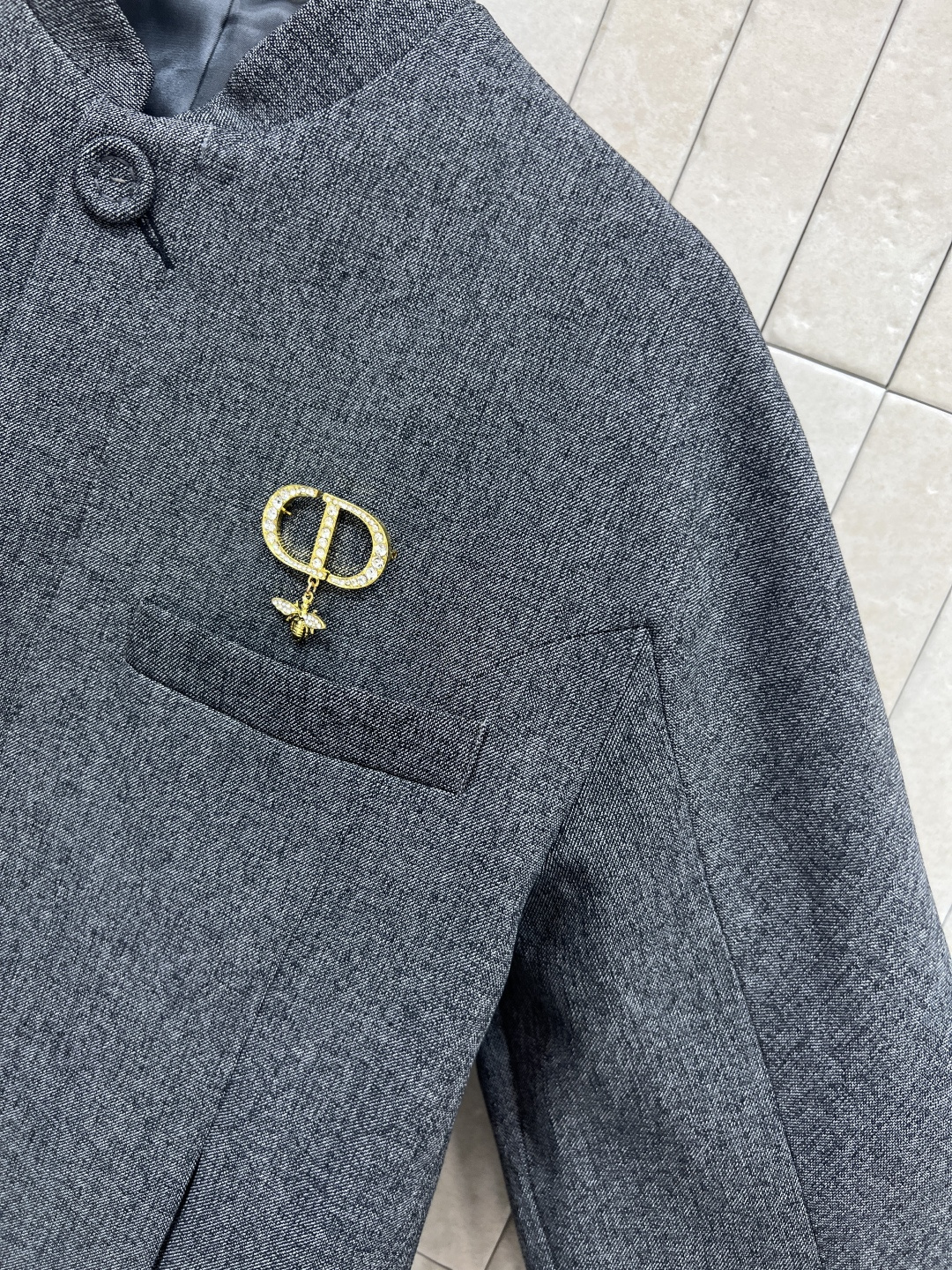 D家 25秋冬新款 立领胸针外套 小立领元气满满 超级减龄精致 立体剪裁版型 显瘦又百搭 日常搭配可盐可