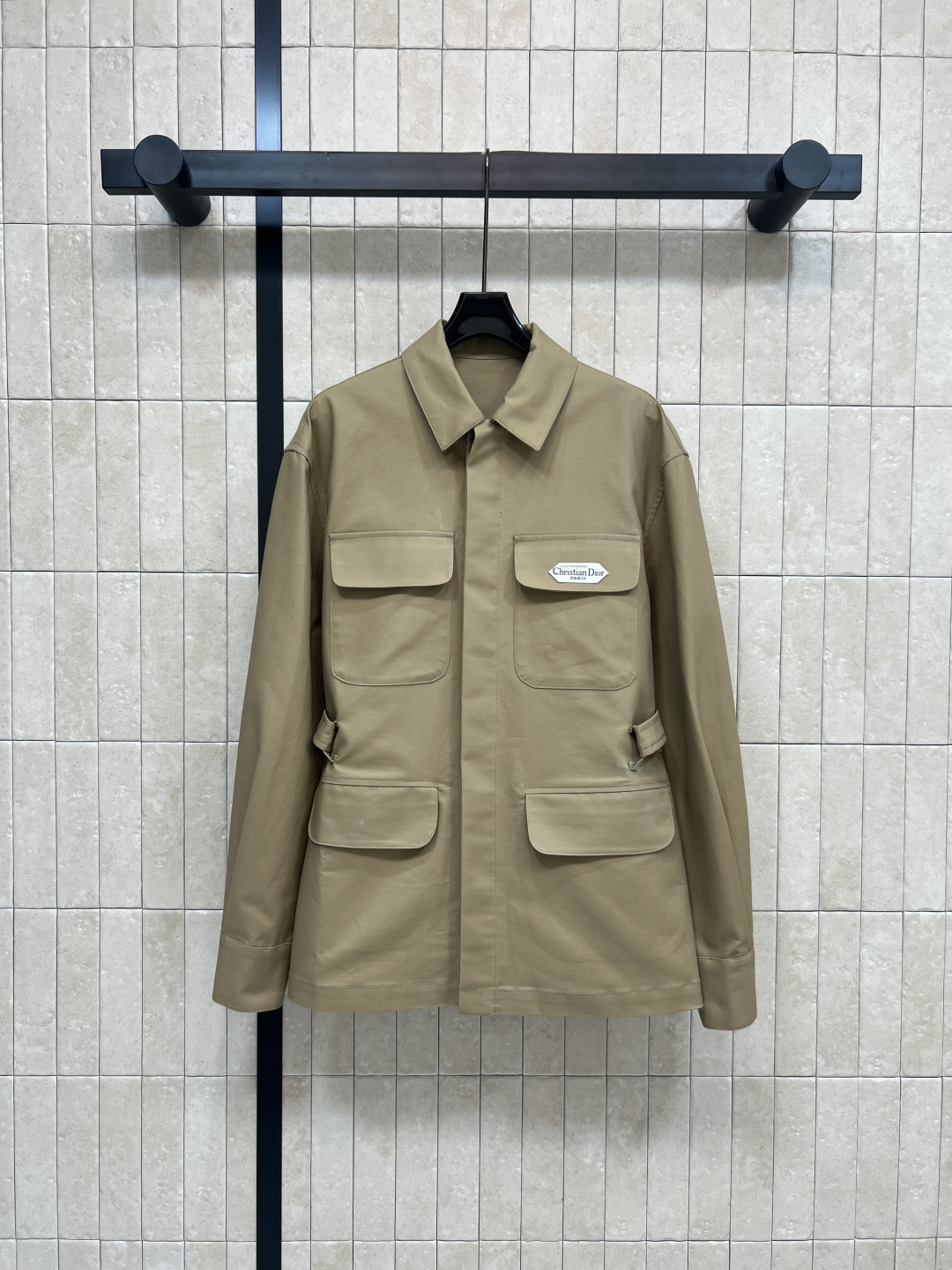 NO:506364,D Home 25 autumn and winter new style khaki lapel waist jacket with a bit of a handsome feel in work style, easily creating a cool girl with a classic khaki color versatile and white logo patch embellishment loose waist-hugging style very raising temperament Suitable for daily or formal occasions Three sizes Size/S-M-L,,dior, jackets & coats, jackets & coats, alexander wang19860909D家 25秋冬新款 卡其色翻领收腰夹克外套 有点工装风的帅气感 轻松营造飒气女孩 经典卡其色百搭又显白 logo贴布点缀 宽松收腰版型 很能抬气质 日常或者正式场合都适合 一色三码 Size/S-M-L,,dior,jackets & coats,jackets & coats,alexander wang,Women's clothing