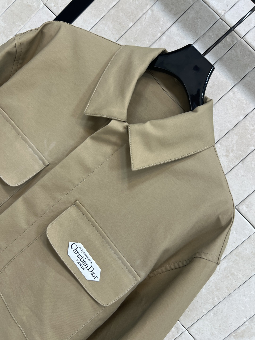 D家 25秋冬新款 卡其色翻领收腰夹克外套 有点工装风的帅气感 轻松营造飒气女孩 经典卡其色百搭又显白 