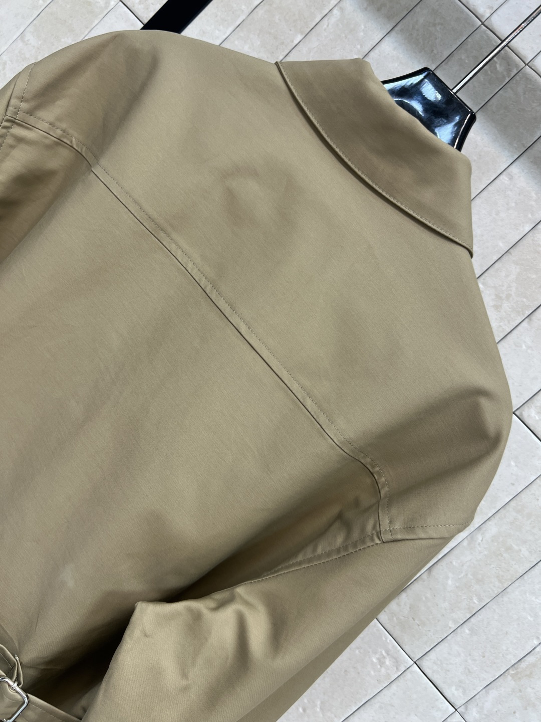 D家 25秋冬新款 卡其色翻领收腰夹克外套 有点工装风的帅气感 轻松营造飒气女孩 经典卡其色百搭又显白 