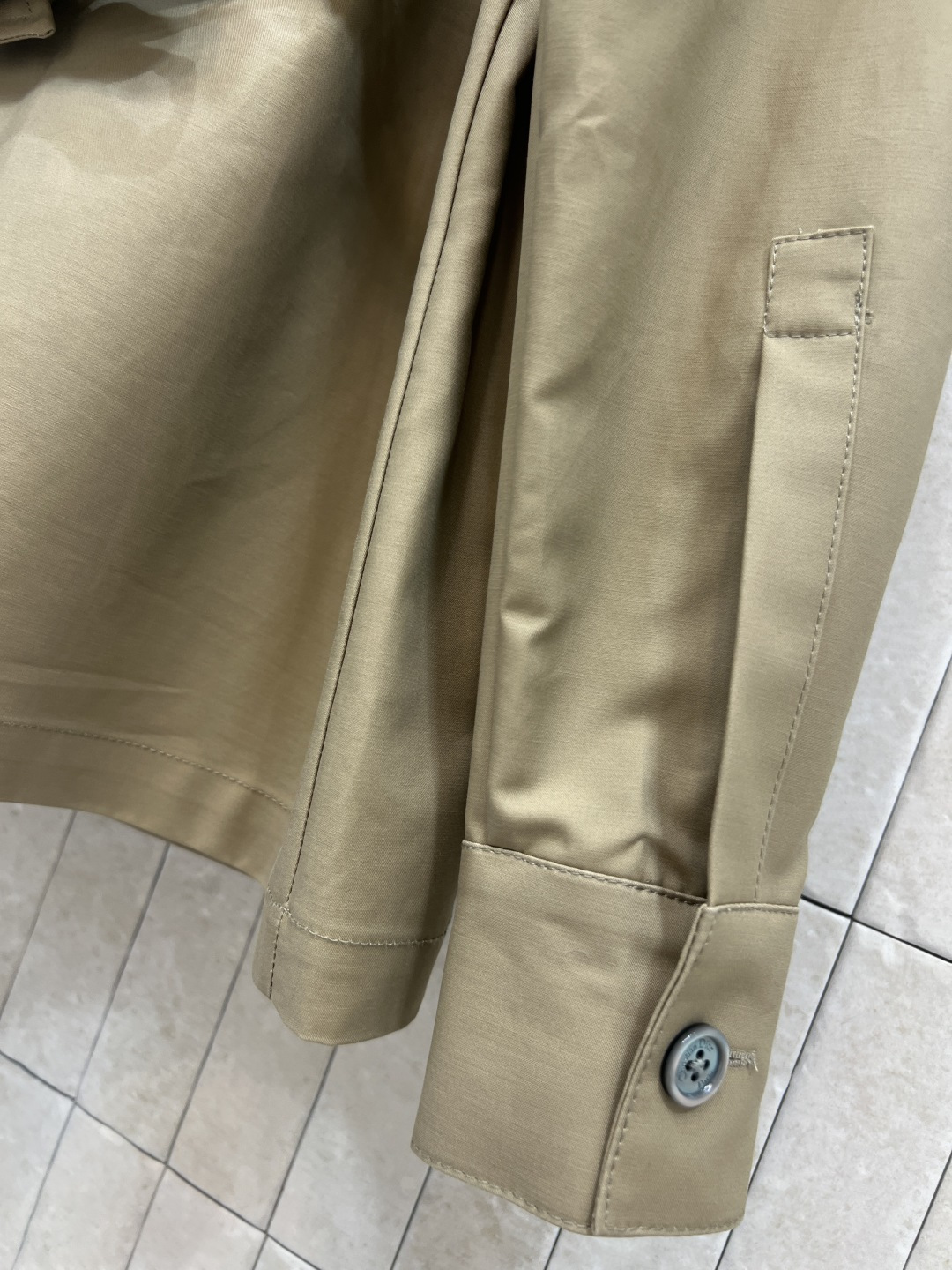 D家 25秋冬新款 卡其色翻领收腰夹克外套 有点工装风的帅气感 轻松营造飒气女孩 经典卡其色百搭又显白 