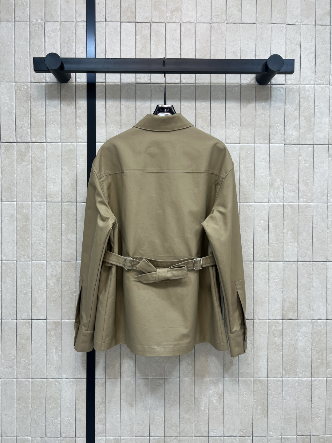 D家 25秋冬新款 卡其色翻领收腰夹克外套 有点工装风的帅气感 轻松营造飒气女孩 经典卡其色百搭又显白 