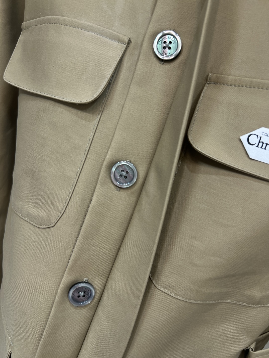 D家 25秋冬新款 卡其色翻领收腰夹克外套 有点工装风的帅气感 轻松营造飒气女孩 经典卡其色百搭又显白 