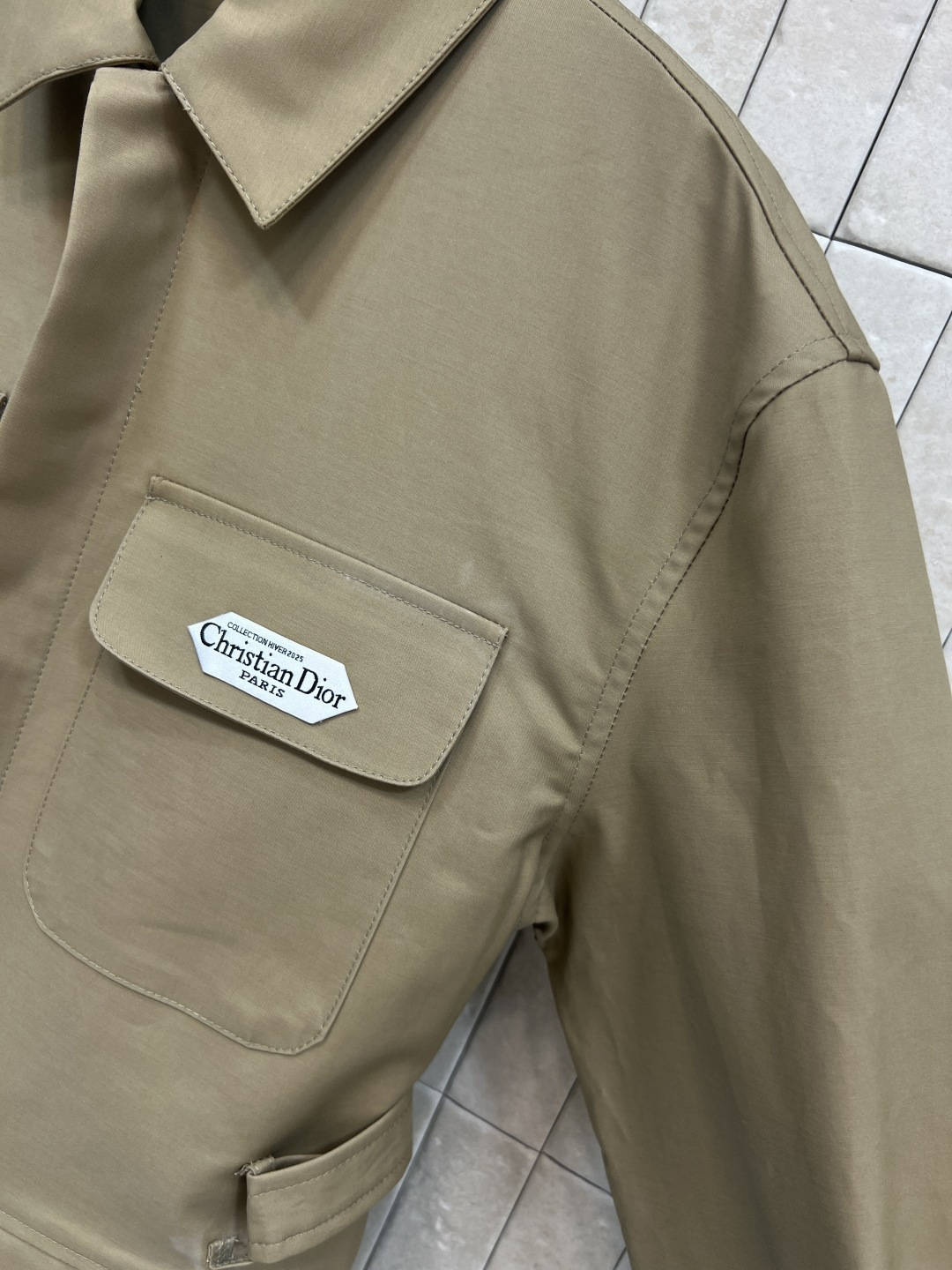 D家 25秋冬新款 卡其色翻领收腰夹克外套 有点工装风的帅气感 轻松营造飒气女孩 经典卡其色百搭又显白 