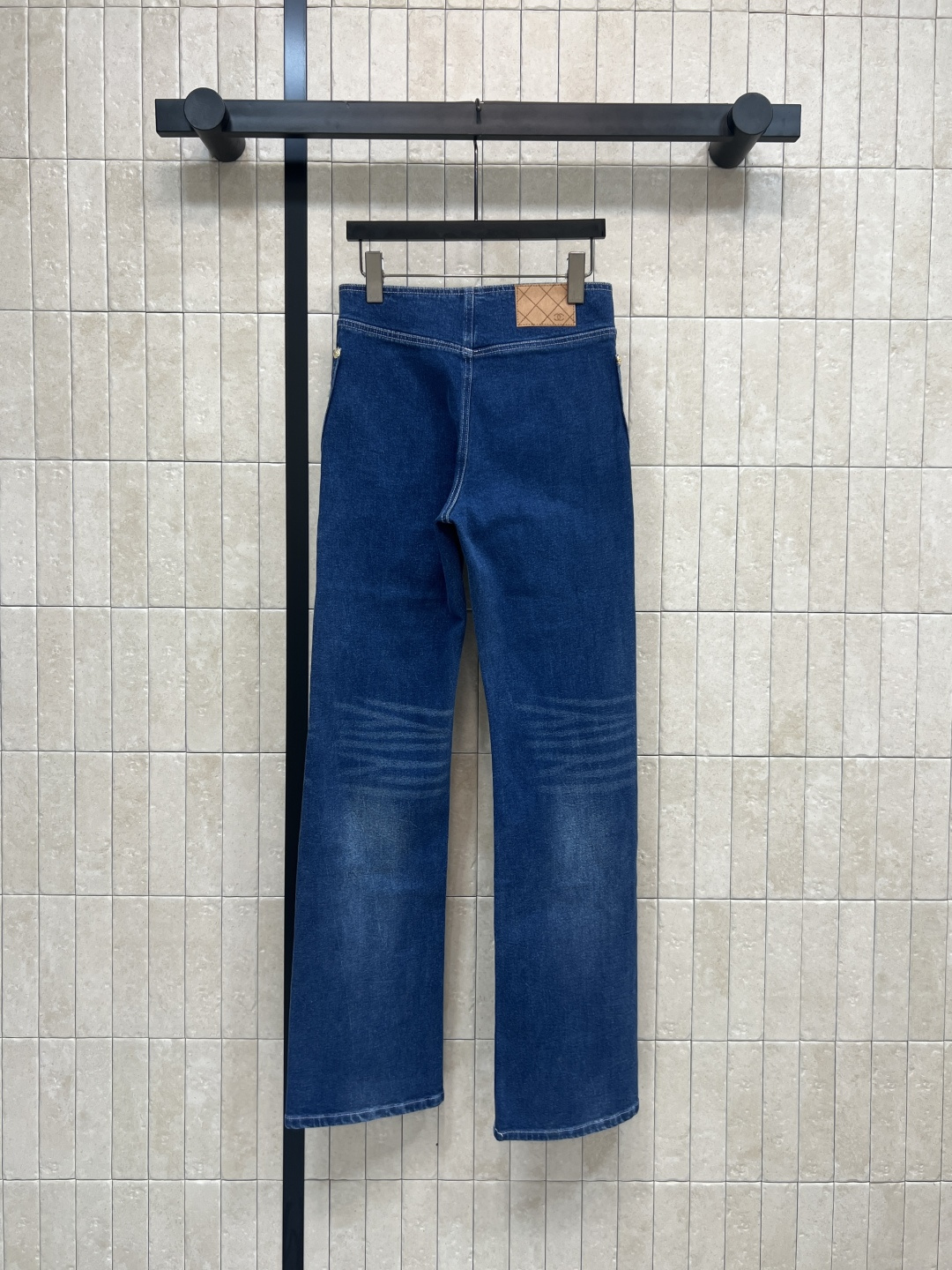 小香家 25秋冬新款 山茶花双口袋牛仔裤 高腰直筒版型上身效果极佳 腰内里黑白碎花图案拼接点缀 大气典雅