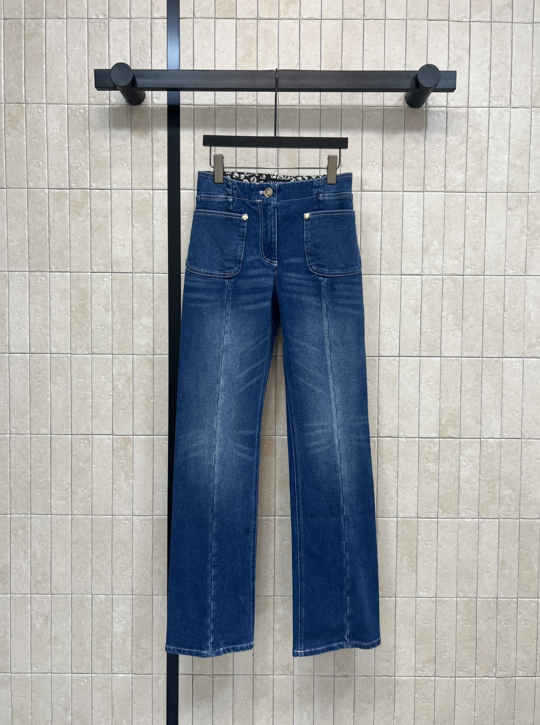 NO:506371,Xiaoxiangjia 25 autumn and winter new style camellia double pocket jeans, high waist straight-fitting, excellent upper body effect, black and white floral pattern patchwork inside the waist, elegant and fashionable, saving imperfect leg shape, slimming, high-end and straight, giving people a casual and lazy temperament, high-end and not picky, sweet and cool, versatile and handsome, pure cotton washing fabric, excellent workmanship details, one color three-code Size/S-M-L,, chanel, jeans, alexander wang19860909小香家 25秋冬新款 山茶花双口袋牛仔裤 高腰直筒版型上身效果极佳 腰内里黑白碎花图案拼接点缀 大气典雅有时髦 拯救不完美腿型 显瘦显高显腿直 给人一种随性慵懒的气质 高级不挑人 可甜可酷 百搭帅气 纯棉洗水面料 做工细节都很赞 一色三码Size/S-M-L,,chanel,jeans,alexander wang,Women's clothing