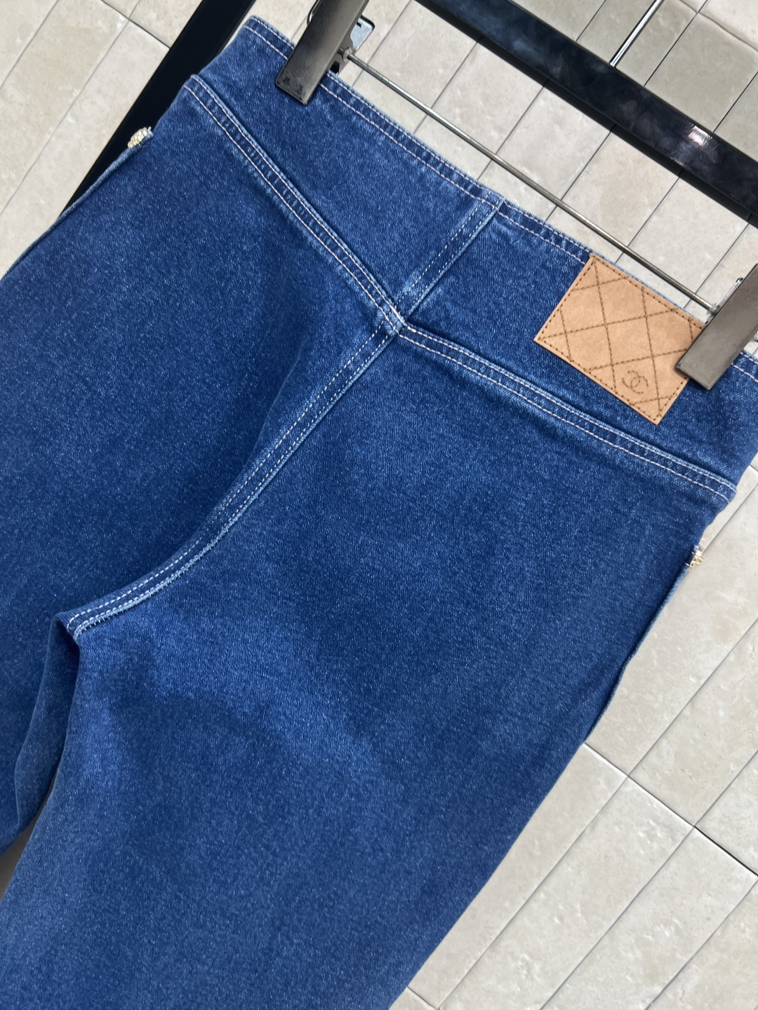 小香家 25秋冬新款 山茶花双口袋牛仔裤 高腰直筒版型上身效果极佳 腰内里黑白碎花图案拼接点缀 大气典雅