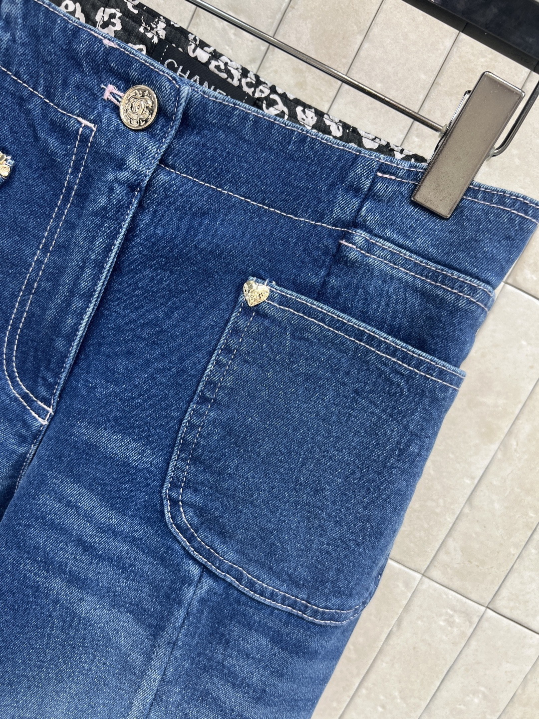 小香家 25秋冬新款 山茶花双口袋牛仔裤 高腰直筒版型上身效果极佳 腰内里黑白碎花图案拼接点缀 大气典雅