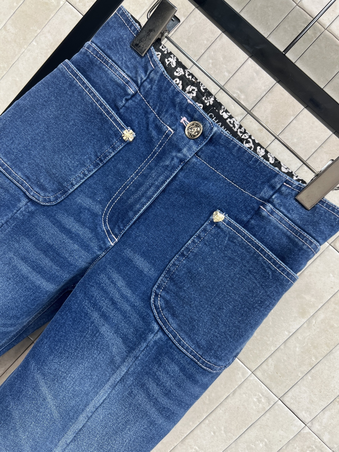 小香家 25秋冬新款 山茶花双口袋牛仔裤 高腰直筒版型上身效果极佳 腰内里黑白碎花图案拼接点缀 大气典雅